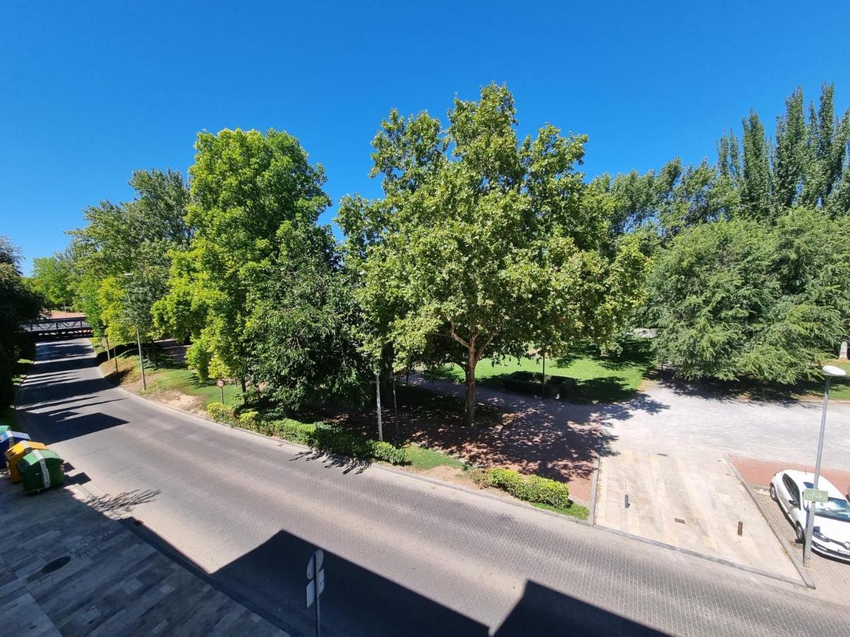 Un Rincon Con Vistas Al Parque Wifi Junto A Catedral By Apartamentos Логроньо Екстериор снимка
